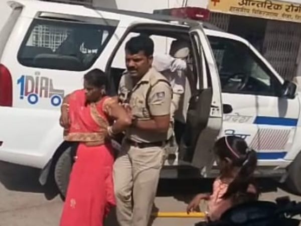 woman jumped with niece from train when she board in another woman jumped with niece from train when she board in another