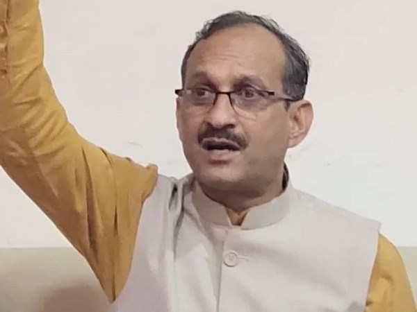 सोनिया गांधी को दुर्गा और मनमोहन सिंह को शेर बताया