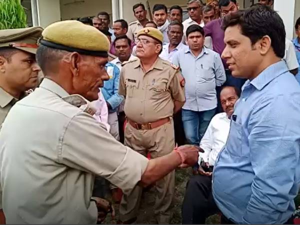 ईवीएम उठाने से मना करने पर जड़ा थप्पड़