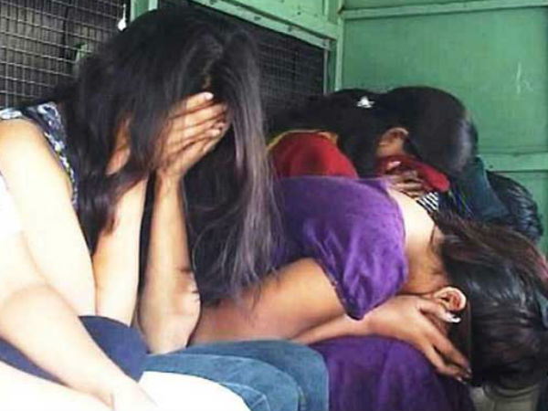 घर में आईं 4 युवतियां, बिना फोन पर बात किए थी नो एंट्री