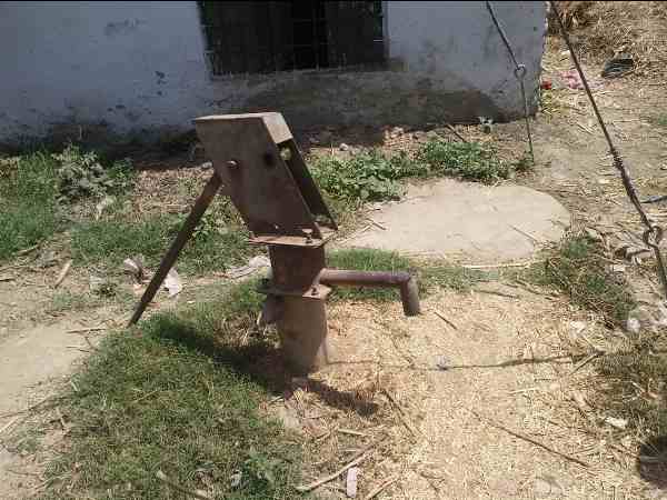 महिलाएं बाहर करती हैं शौच