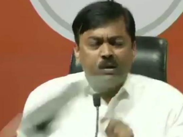 टैक्स चोरी के आरोपी हैं भार्गव