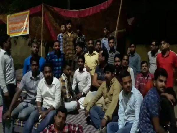 गिरफ्तारी करने की मांग की