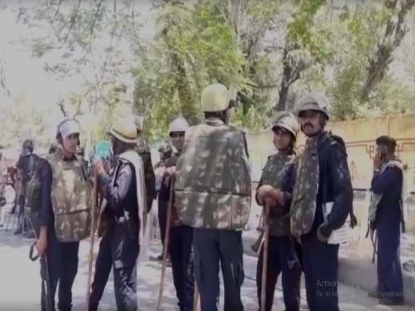 प्रदर्शनकारी व पुलिस आमने-सामने