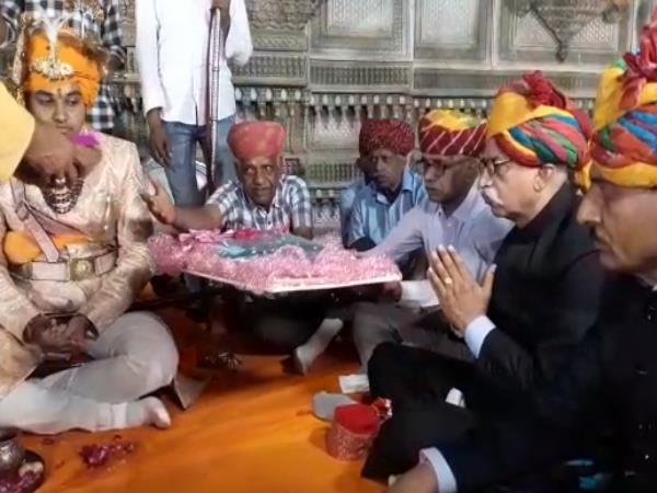 पढ़ा-लिखा है दोनों का परिवार