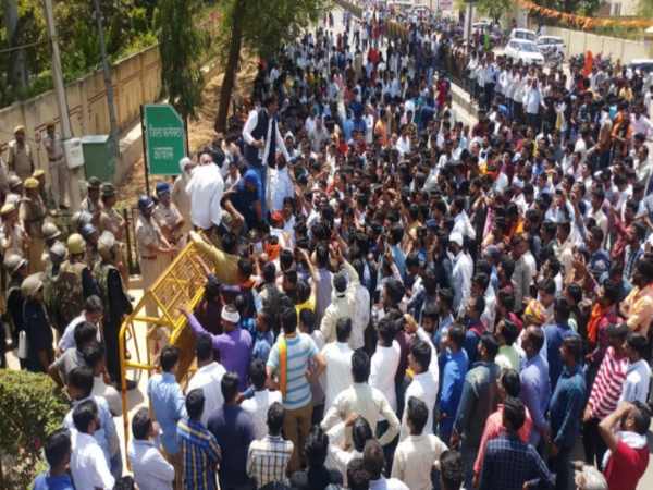 राजपूत छात्रावास के सामने प्रदर्शन किया था