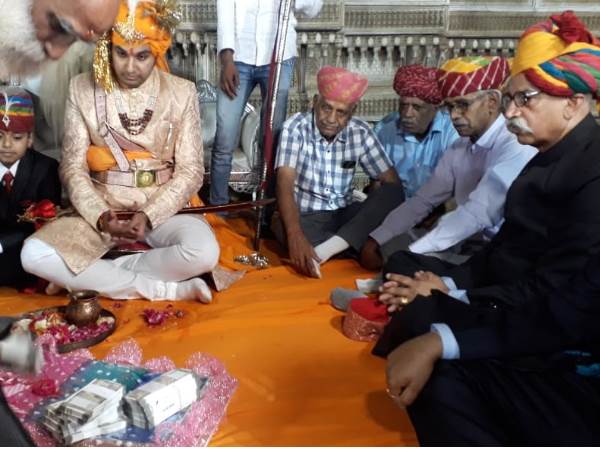 ससुर के सामने जोड़ लिए हाथ