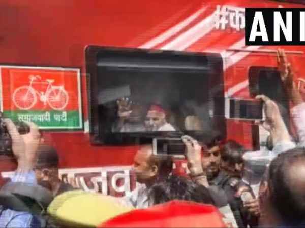 समाजवादी रथ लेकर मुलायम को लेने के लिए पहुंचे अखिलेश