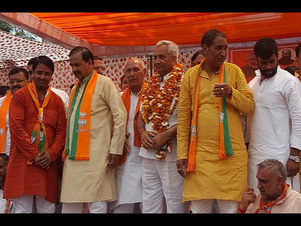 Lok Sabha Elections 2019: सपा को लगा जबरदस्त झटका, यह बड़ा नेता हुआ बीजेपी में शामिल Lok Sabha Elections 2019: सपा को लगा जबरदस्त झटका, यह बड़ा नेता हुआ बीजेपी में शामिल
