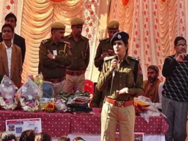 बीहड़ में कैंप करती हैं एसपी