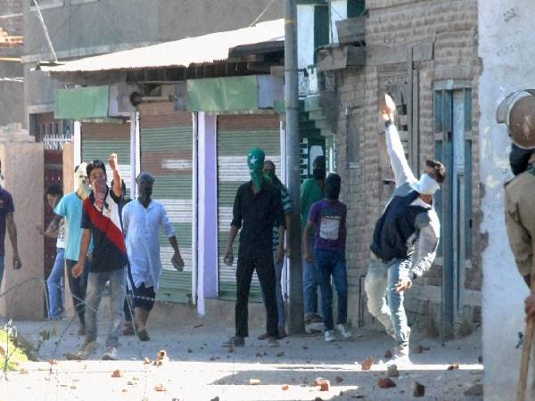 several security force personnel and cops injured due to stone pelting during polling in Srinagar several security force personnel and cops injured due to stone pelting during polling in Srinagar