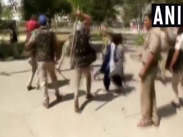 Police baton charge on students who protesting over death of a student in Karnal, Haryana, Watch Video Police baton charge on students who protesting over death of a student in Karnal, Haryana, Watch Video