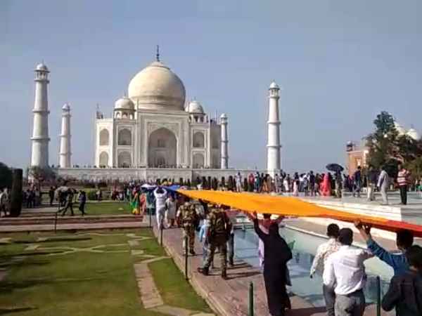 1,221 मीटर लंबी चादर चढ़ाई