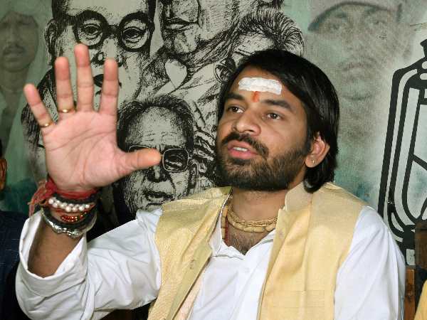 Tej Pratap takes jibe at Tejashwi yadav, comparing him to character Duryodhan without taking his name Tej Pratap takes jibe at Tejashwi yadav, comparing him to character Duryodhan without taking his name