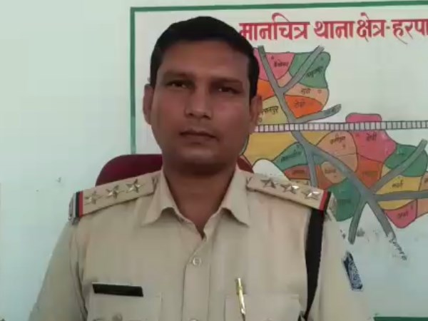 फ़ोन कर मिलने का दबाव का प्रयास करता रहा