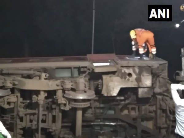 पूर्वा एक्सप्रेस हादसा: ये हैं हेल्पलाइन नंबर्स, 13 ट्रेनों का रूट बदला, 11 हुईं रद्द पूर्वा एक्सप्रेस हादसा: ये हैं हेल्पलाइन नंबर्स, 13 ट्रेनों का रूट बदला, 11 हुईं रद्द