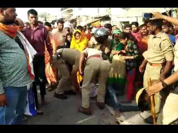 drunken-man fight with UP dial-100 policemen, video viral drunken-man fight with UP dial-100 policemen, video viral