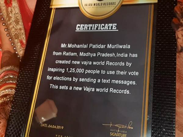 Ratlam Groom Bride Created World Record For Sending Voting awareness Message Ratlam Groom Bride Created World Record For Sending Voting awareness Message
