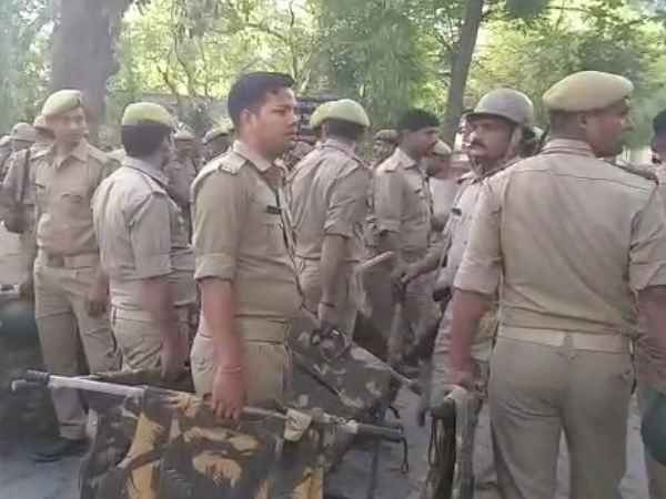 चार छात्रों को पुलिस ने लिया हिरासत में