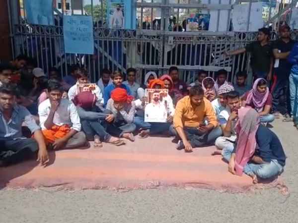 चार छात्रों को पुलिस ने लिया हिरासत में