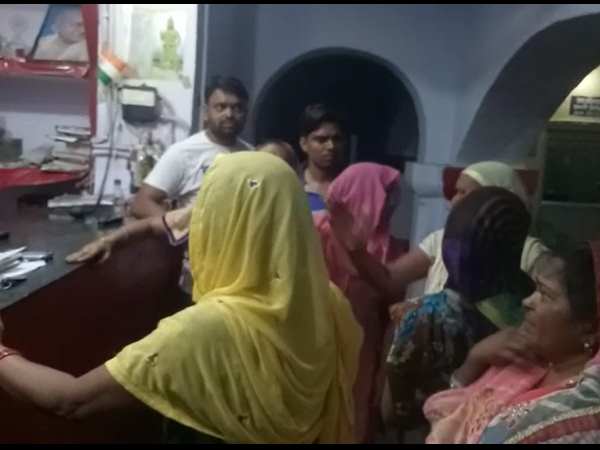 लोगों ने लगाया अधिकारियों पर आरोप