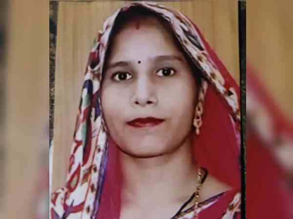 छत पर महिला देख रही थी बारात