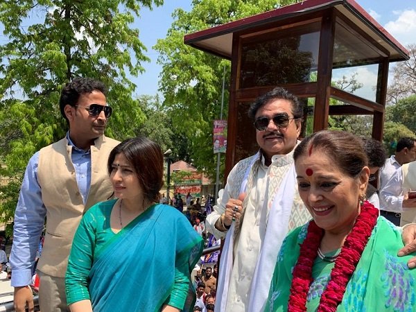 लखनऊ से पूनम सिन्हा ने भरा नामांकन