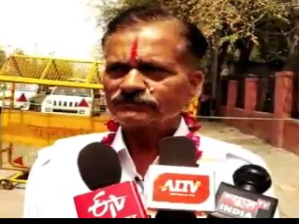 मैं गधा हूं...मैं मूर्ख हूं की तख्ती डालकर पहुंचे प्रत्याशी