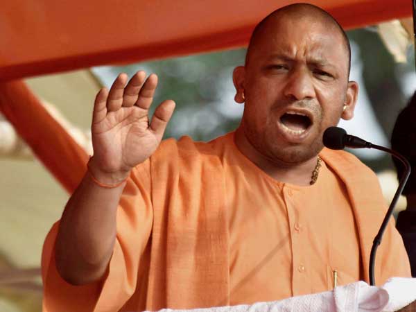 नियमों-कानूनों की लगातार धज्जियां उड़ा रहे नेता