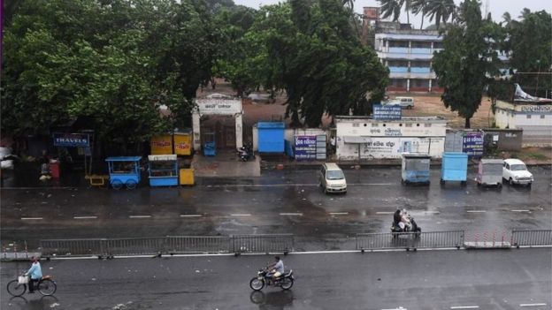 तूफ़ान की वजह से सड़कों पर सन्नाटा तूफ़ान की वजह से सड़कों पर सन्नाटा