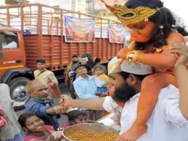 हिंदुओं को भंडारे का प्रसाद बांट रहा मुस्लमान