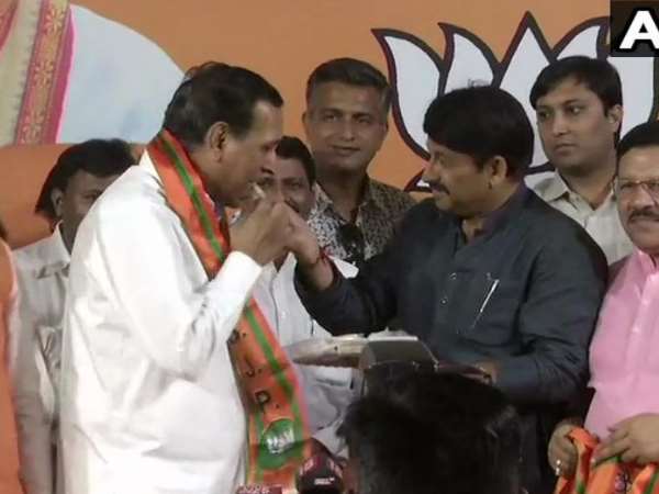 Former Delhi minister Raj Kumar Chauhan joins BJP in presence of Manoj Tiwari Former Delhi minister Raj Kumar Chauhan joins BJP in presence of Manoj Tiwari