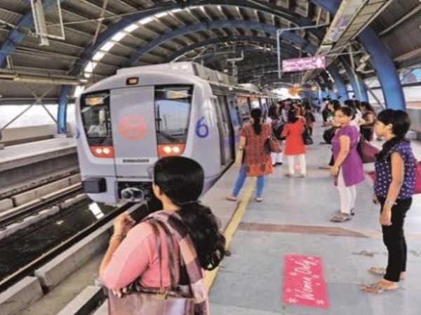 मेट्रो के दरवाजे में अटका पल्लू