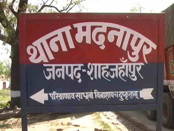 पति को दूर भेजकर कमरे में ले गया तांत्रिक