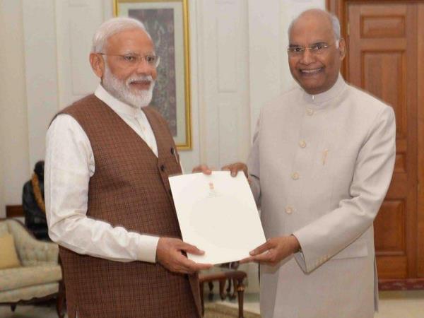 राष्ट्रपति से मिले नरेंद्र मोदी, सरकार बनाने का दावा पेश किया राष्ट्रपति से मिले नरेंद्र मोदी, सरकार बनाने का दावा पेश किया