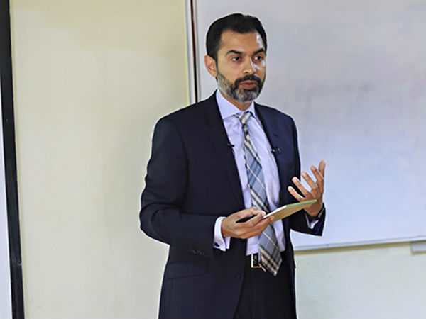 कौन है वो शख्स