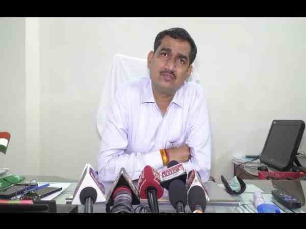 people saving money duped by SBI officer people saving money duped by SBI officer