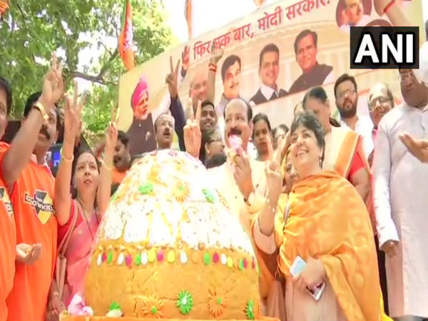 7 किलो का लड्डू केक
