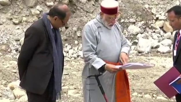 प्रधानमंत्री ने केदारनाथ मंदिर और आसपास चल रहे पुनर्निर्माण कार्यों का भी जायजा लिया था प्रधानमंत्री ने केदारनाथ मंदिर और आसपास चल रहे पुनर्निर्माण कार्यों का भी जायजा लिया था