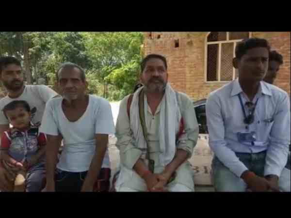 मतदान केंद्र अलग करने की मांग