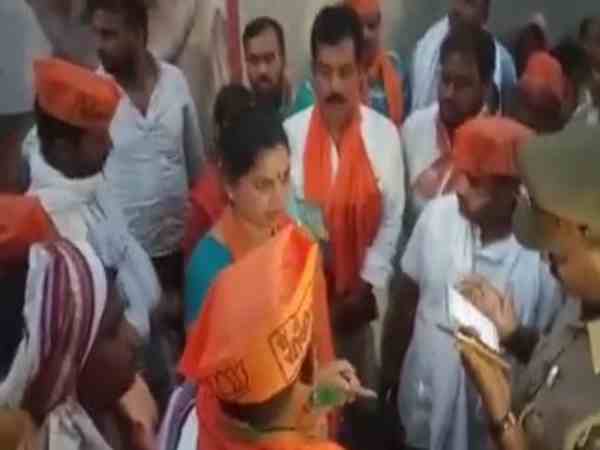 भाजपाई धरने पर बैठे