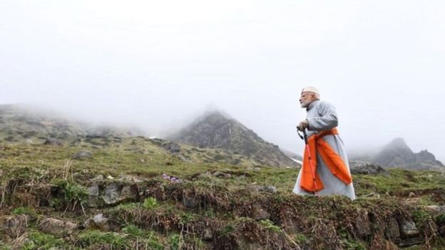 19 को हिमाचल में मतदान होना था और केदारनाथ में मोदी ने हिमाचली टोपी पहनी हुई थी 19 को हिमाचल में मतदान होना था और केदारनाथ में मोदी ने हिमाचली टोपी पहनी हुई थी