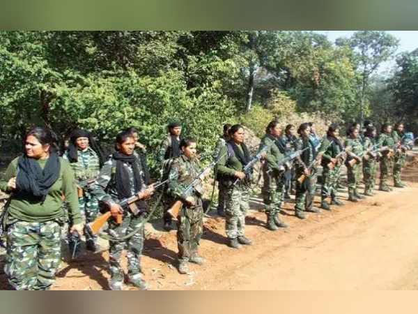 'नारी अबला या कमजोर नहीं है'