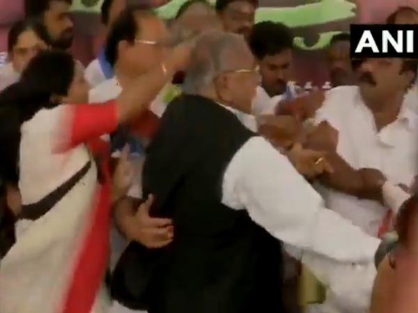 पहुंचे थे विरोध प्रदर्शन करने, आपस में ही भिड़ गए कांग्रेस नेता