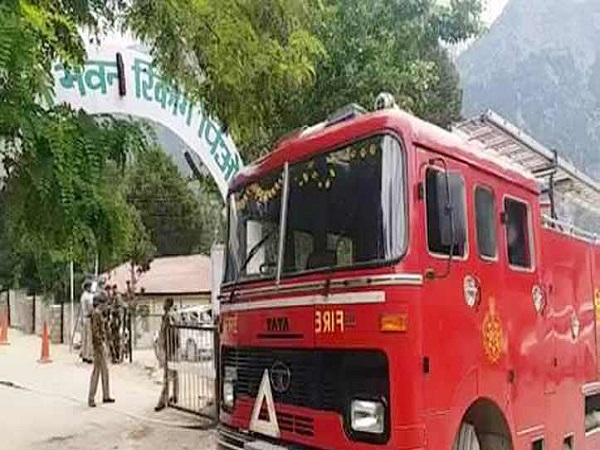 अचानक आग लगने की खबर से हड़कंप मच गया