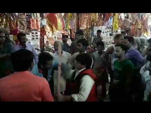 बाजार में शराबी डंडों से पीटा