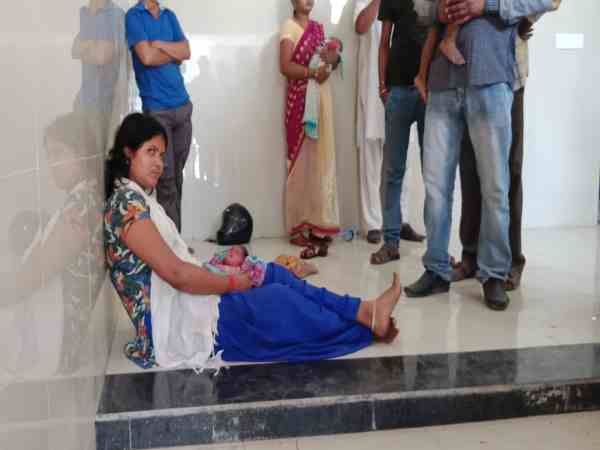 a woman gave birth to baby on the hospital floor a woman gave birth to baby on the hospital floor