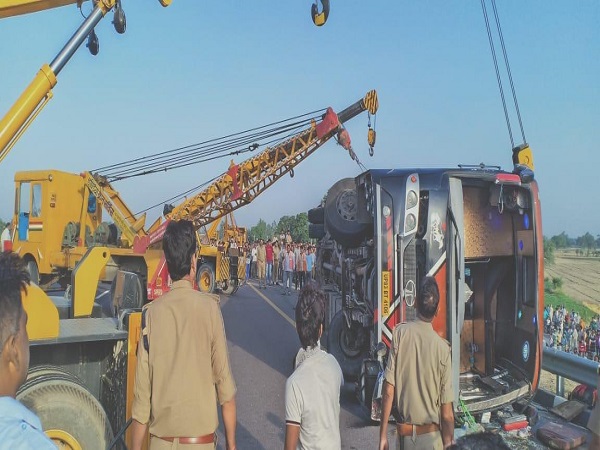 Unnao: bus rammed into a tractor trolley on Lucknow-Agra expressway, several dead Unnao: bus rammed into a tractor trolley on Lucknow-Agra expressway, several dead