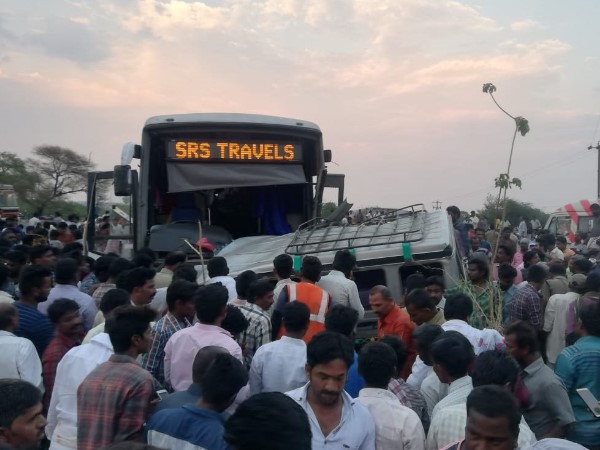 आंध्र प्रदेश: कुरनूल में भीषण सड़क हादसा, 13 लोगों की मौत आंध्र प्रदेश: कुरनूल में भीषण सड़क हादसा, 13 लोगों की मौत