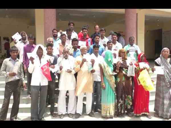 people saving money duped by SBI officer people saving money duped by SBI officer